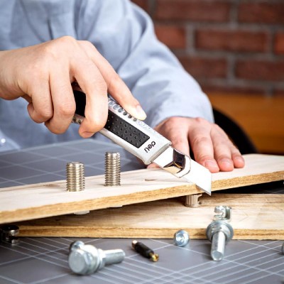 DELI μεταλλικό κοπίδι με ασφάλεια DL4255, 18mm, ασημί DELI μεταλλικό κοπίδι με ασφάλεια DL4255, 18mm, ασημί